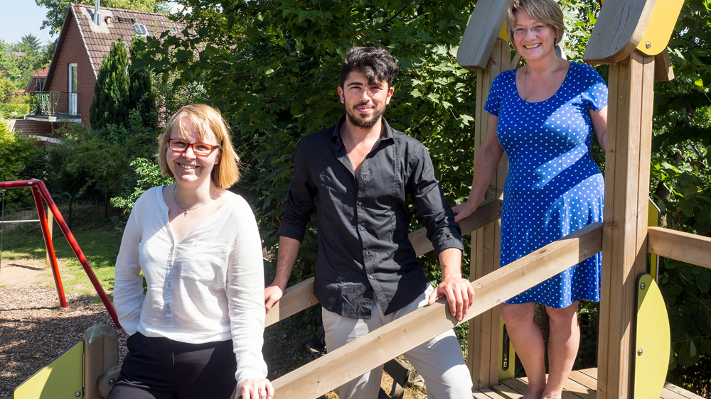 In der Kita (v.l.): Pastorin Simone Sommer, Rashid Asaed und die stellvertretende Kita-Leiterin Birgit Rammert