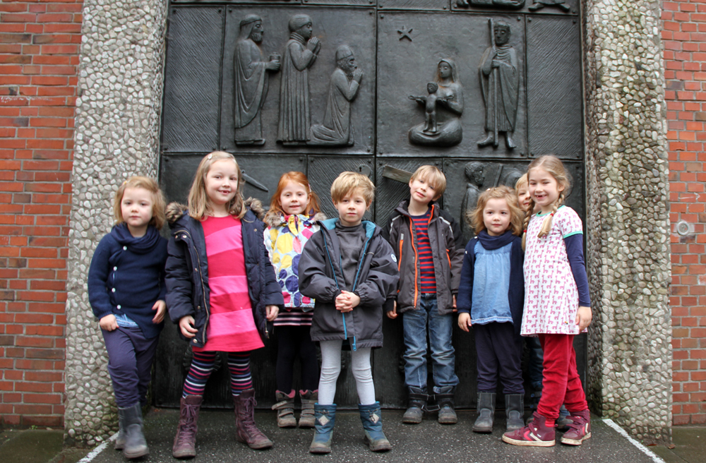 Die Kita-Kinder vor der Tür, die die Weihnachtsgeschichte zeigt