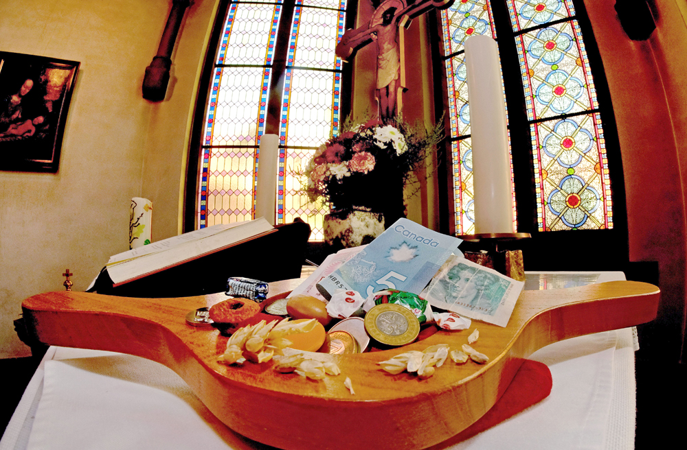 Image - Was ein Pastor alles im Klingelbeutel findet