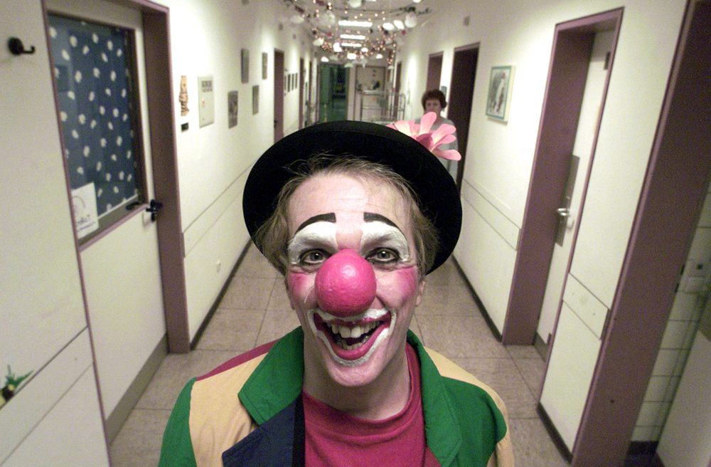 Ein Klinikclown bei der Arbeit