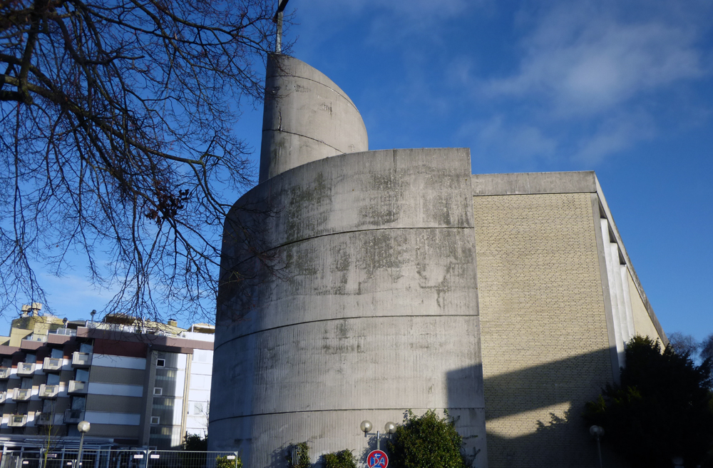 Außen Klorolle, innen Kirche: die St. Maximilian-Kolbe-Kirche