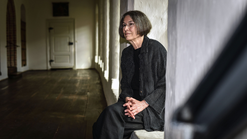 Dagmar Gentner im Kreuzgang des evangelischen Frauenklosters Isenhagen bei Gifhorn