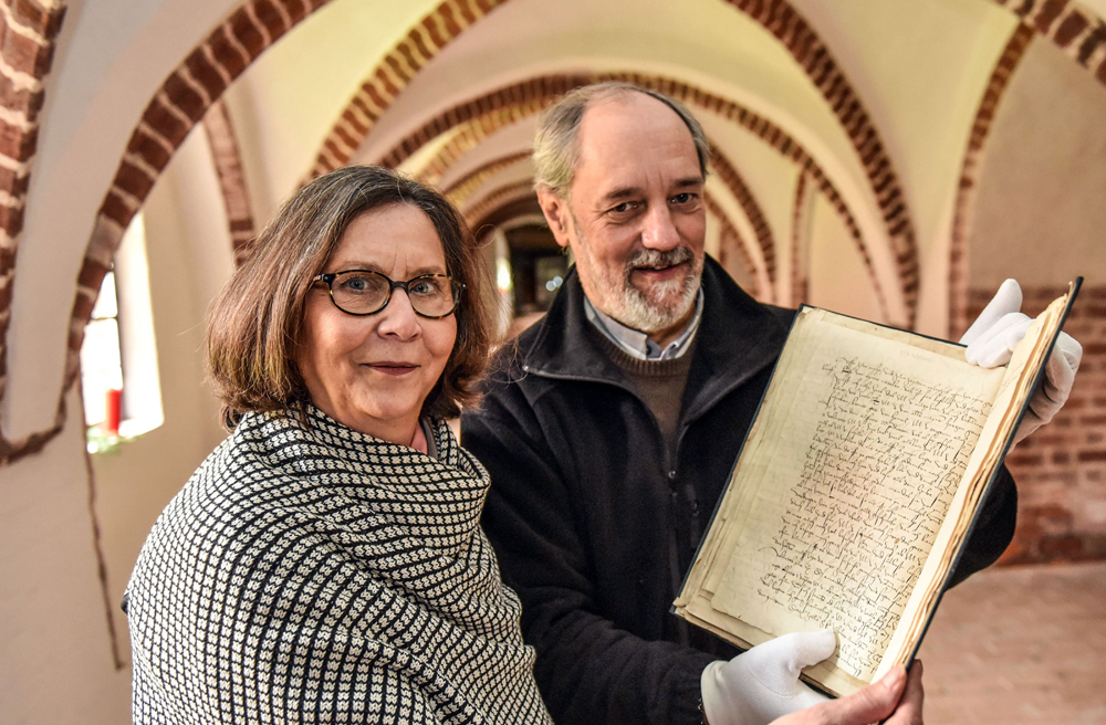 Aebtissin Renate von Randow und Klosterarchivar Wolfgang Brandis zeigen einen historischen Brief der Herzogin Apollonia