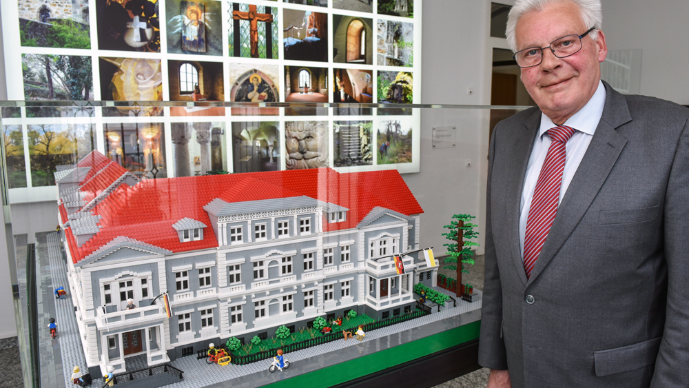 Klosterkammer-Präsident Hans-Christian Biallas vor einem Lego-Modell des Verwaltungsgebäudes