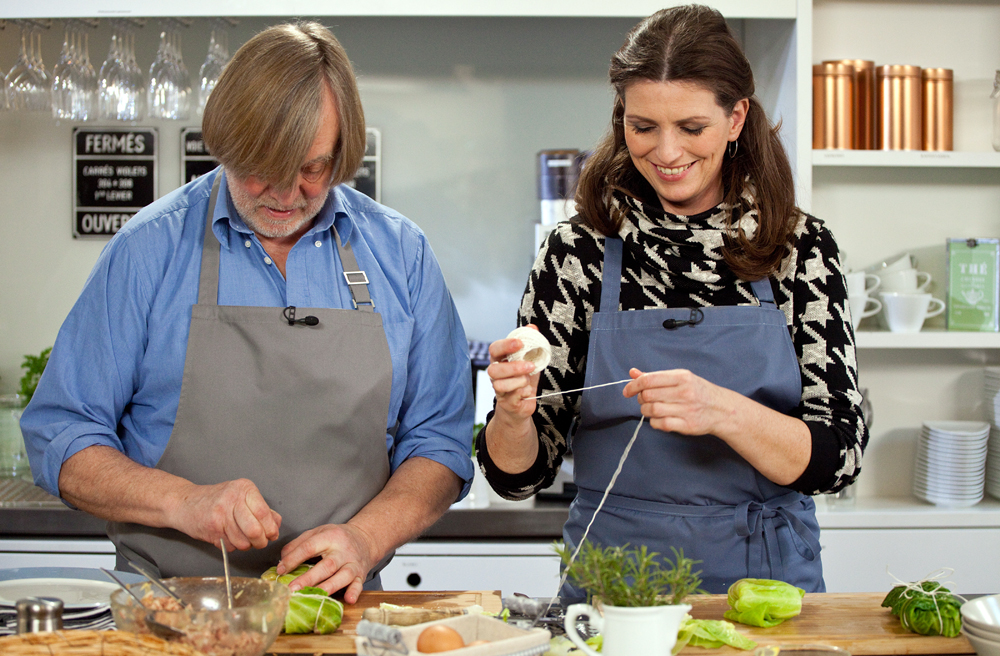 Pastorin Annette Behnken kocht im Ökumenischen Forum Kohlrouladen
