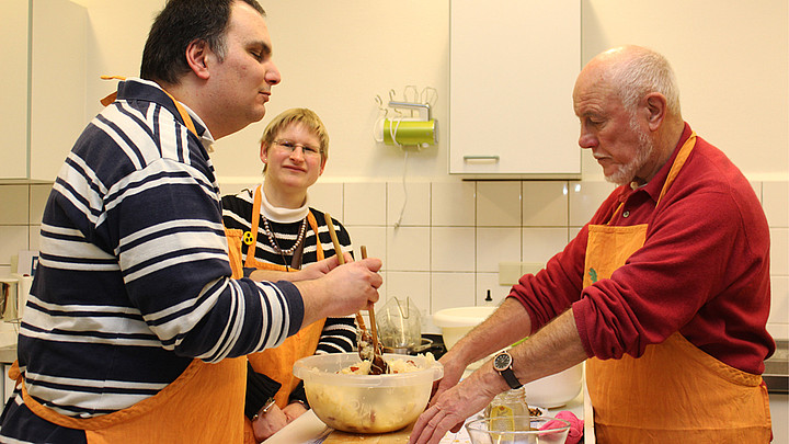 Blinde und Sehende kochen gemeinsam
