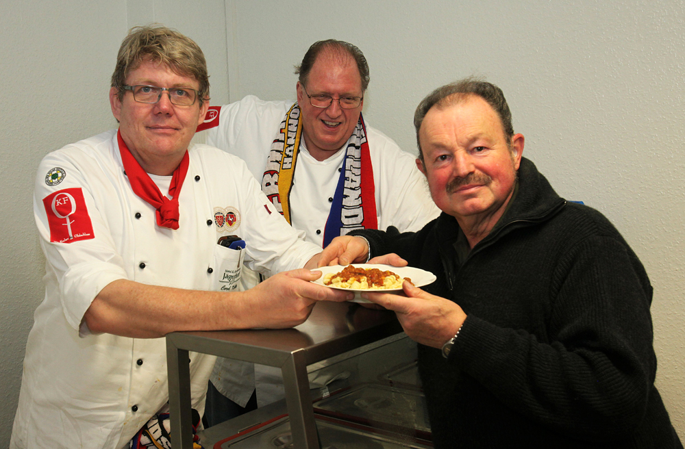 Eine leckere Bolognese bekommt Stammgast Siegfried Schmidt (rechts) aus den Händen von Cord Kelle (links) und Dick van Beuzekom