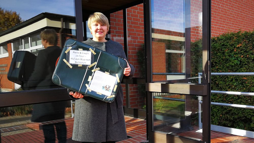 Pastorin Anne Mareike Müller mit dem Adventskoffer in der Gemeinde Lübeck-Buntekuh