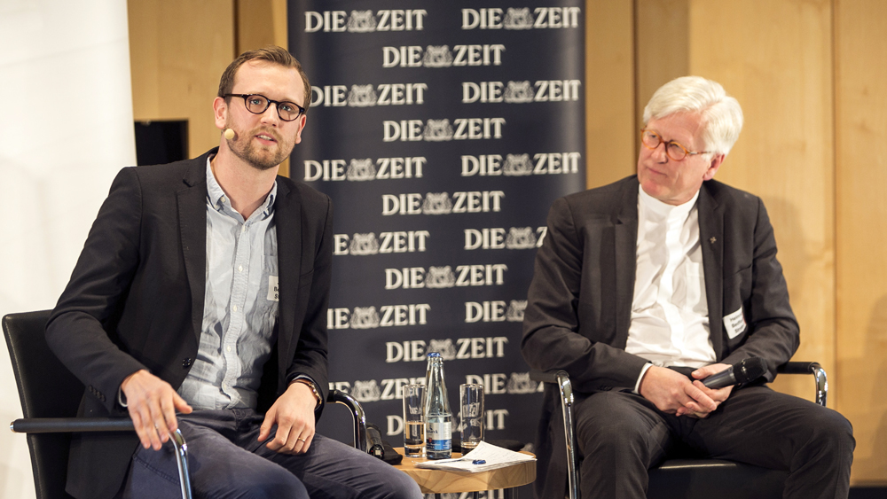 Der EKD-Ratsvorsitzende Heinrich Bedford-Strohm diskutiert mit seinem Sohn Jonas