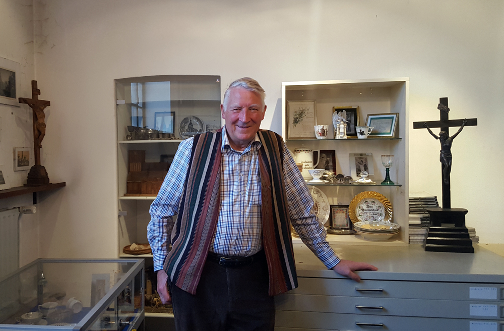 Christian Matthes, Pastor im Ruhestand, inmitten seiner Exponate