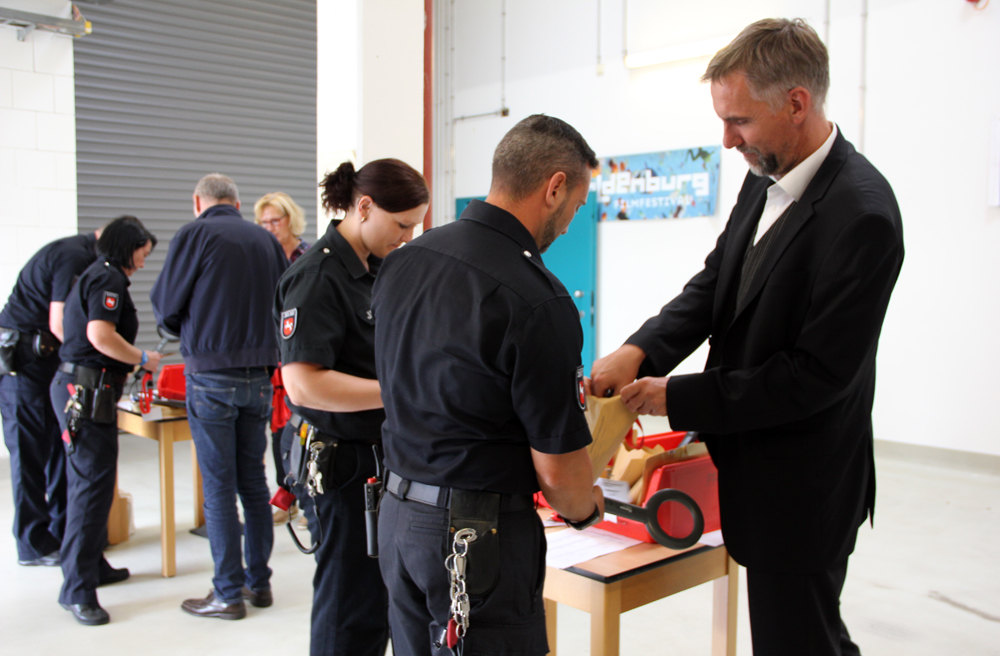 Wie alle Besucher musste Bischof Jan Janssen (re.) Handy und Schlüssel abgeben