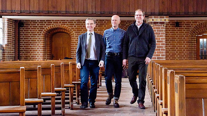 Auf dem Weg zur Wiedereröffnung: Propst Thomas Lienau-Becker mit den Pastoren Lars Reimann und Lutz Damerow (v. l.)