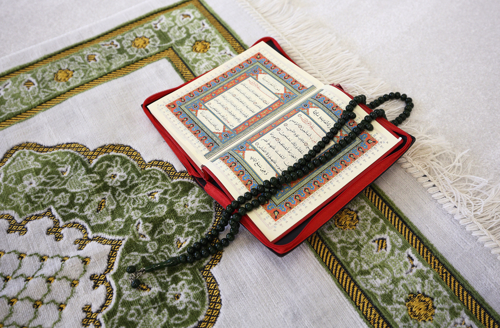 Ein Koran auf einem Gebetsteppich (Symbolbild)