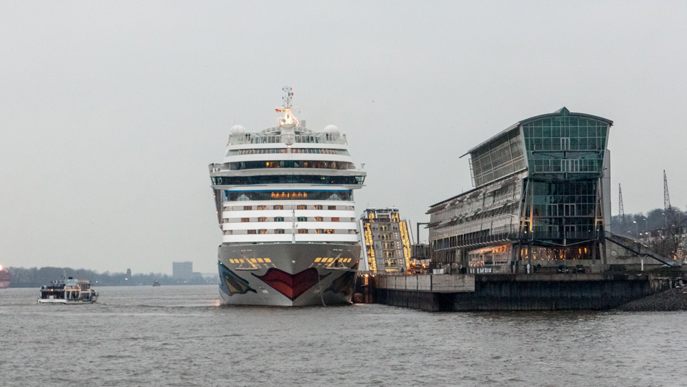 Die Aida-Mar am Kreuzfahrt-Terminal Hamburg-Altona