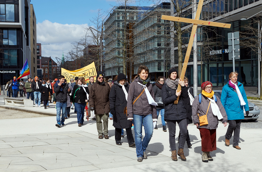 Der „Kreuzweg für die Rechte der Flüchtlinge“ führt seit 18 Jahren Karfreitag durch die Hamburger Innenstadt