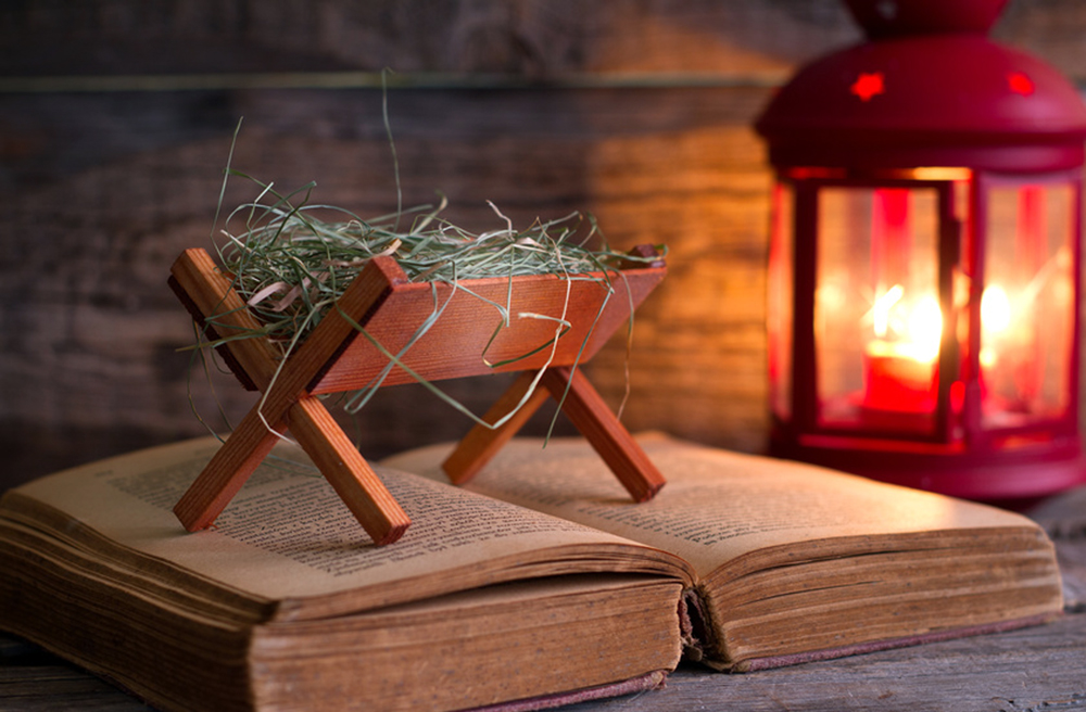 Krippe auf einer Bibel