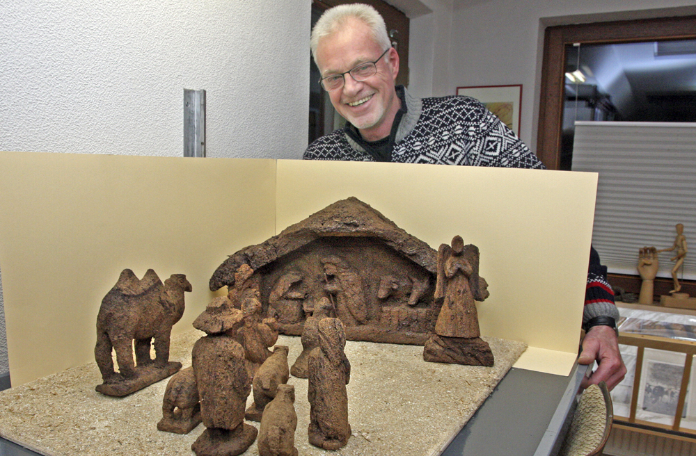 Künstler Karl-Heinz Brinkmann präsentiert seine Krippen aus Torf