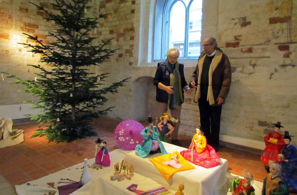 Zu der Krippe aus Korea gehört auch eine Flasche mit stärkendem Reiswein für Maria