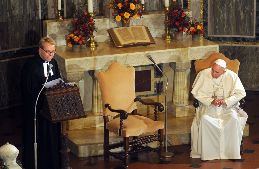 Papst Franziskus mit Pastor Jens-Martin Kruse im November 2015 in der Christuskirche von Rom
