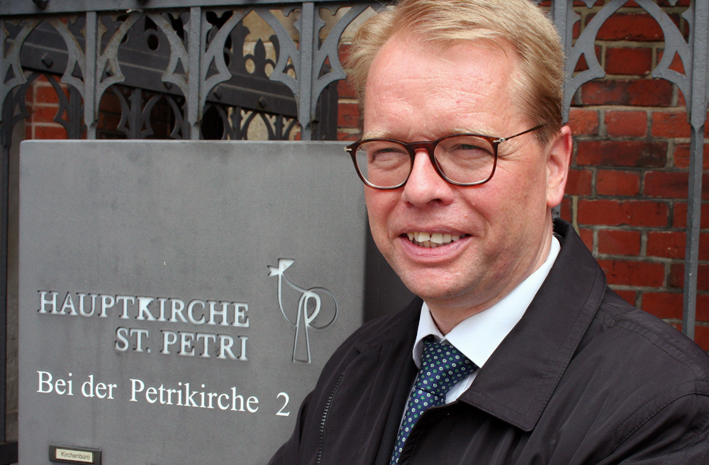 Jens-Martin Kruse vor der Hauptkirche St. Petri