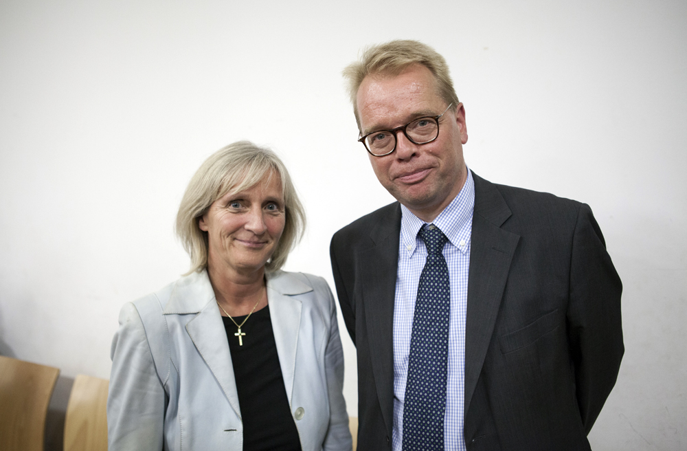 Ulrike Murmann gratuliert dem neuen Hauptpastor Jens-Martin Kruse