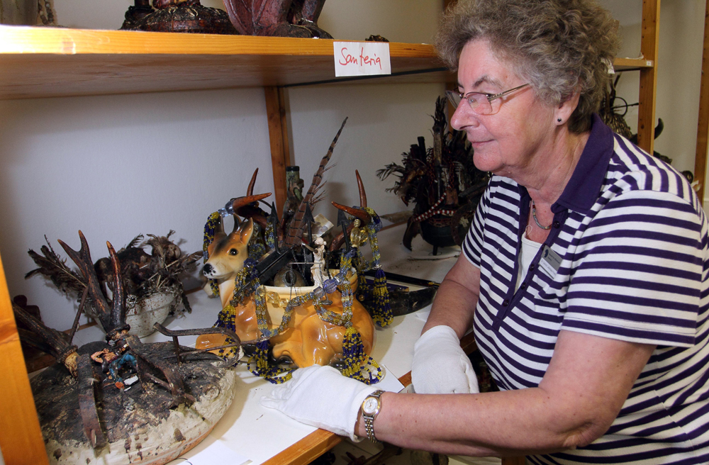 Die Religionswissenschaftlerin Gabriele Lademann-Priemer mit Exponaten zur Ausstellung