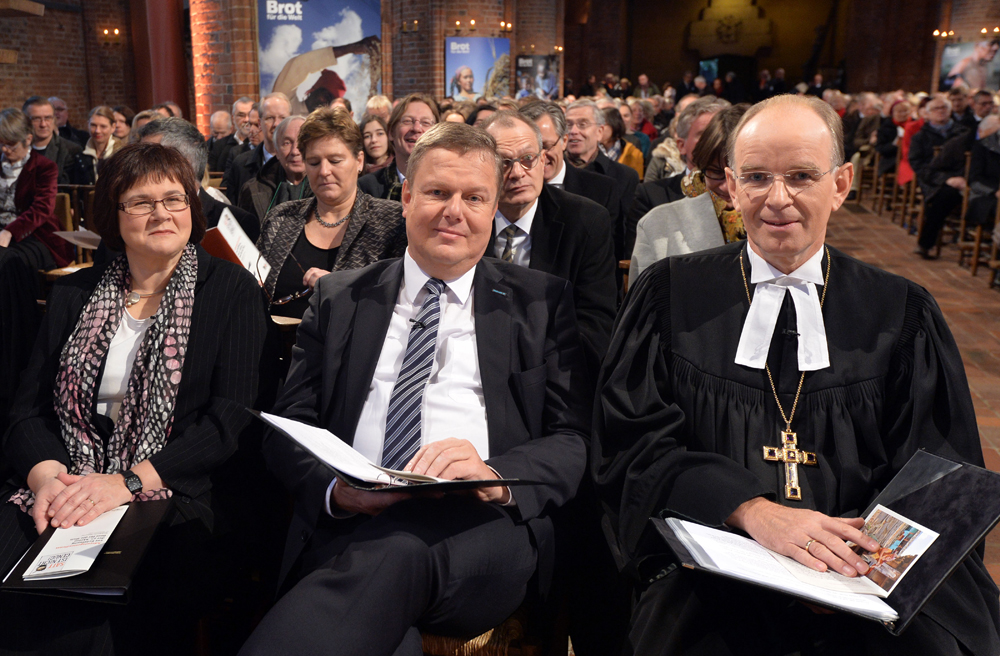 Beim Gottesdienst für "Brot für die Welt" in Hannover 2015: Christoph Künkel mit Landesbischof Ralf Meister und Irene Kraft von der Evangelisch-Methodistischen Kirche