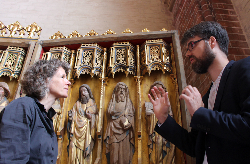 Die Kunsthistorikerin Jutta Petri mit Gemeindepastor Alexander Lemke vor dem Altar der Stadtkirche Teterow
