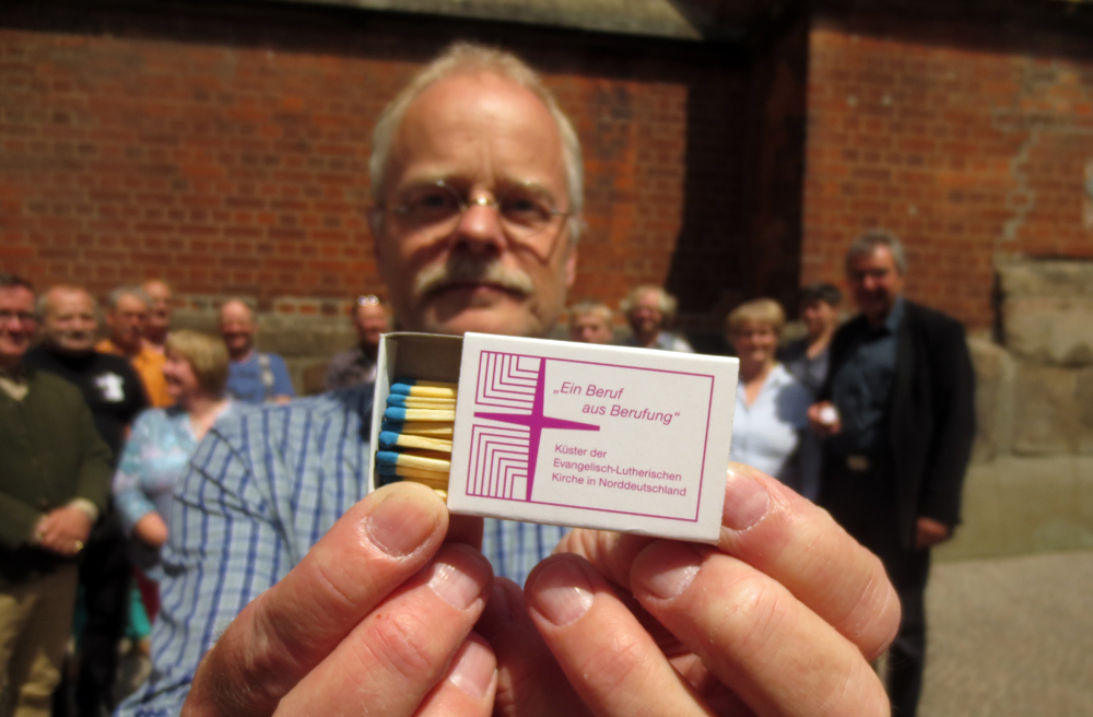 "Ein Beruf aus Berufung" – Tobias Jahn vom Küsterarbeitskreis der Nordkirche zeigt die Werbestreichhölzer