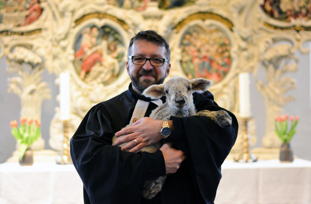 Raus aus der Kirche: Pastor Ingo Pohl feiert Gottesdienst im Schafstall