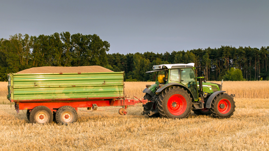 Ein Landwirt bei der Arbeit auf dem Feld