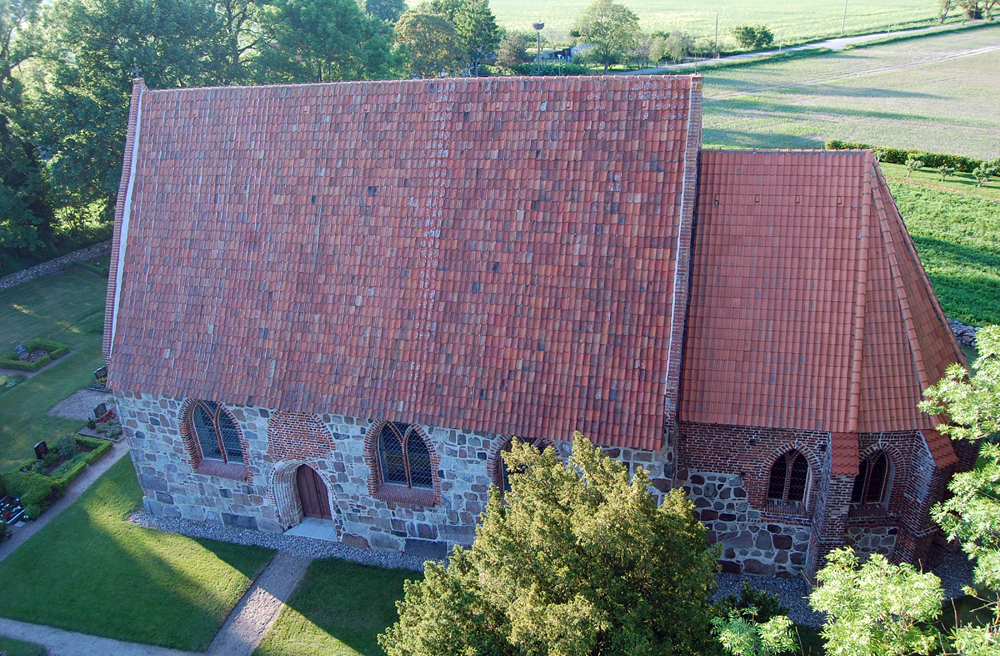 Blick von oben auf die Kirche in Langenhanshagen