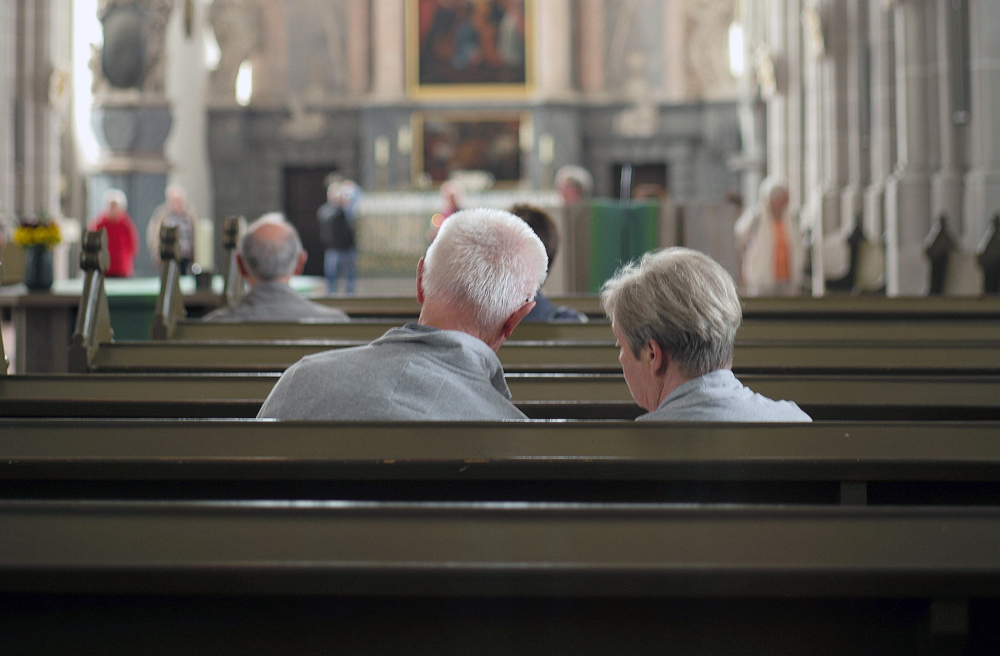 Nur wenige Besucher verlieren sich sonntags zum Gottesdienst in der Kirche (Symbolbild)