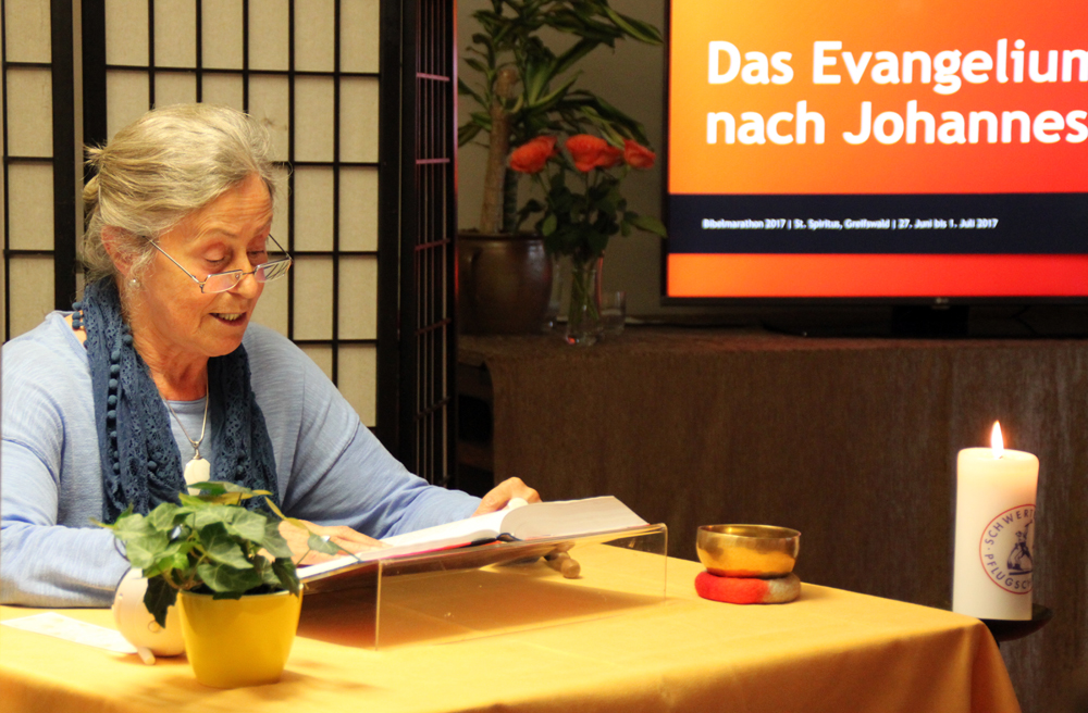 Image - Nonstop aus der Bibel gelesen