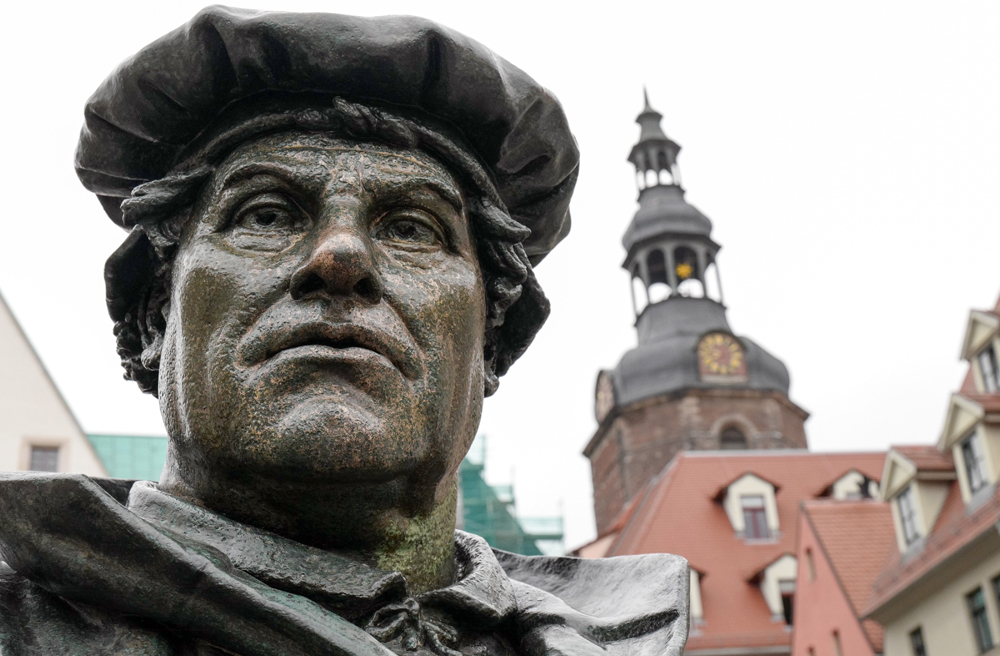 Bronzeskulptur Luthers auf dem Marktplatz von Eisleben (Sachsen-Anhalt) 