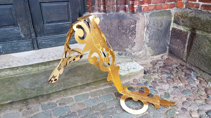 Image - Uhrzeiger fällt von Lübecker Kirche
