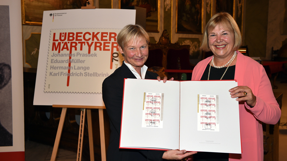 Bischöfin Kirsten Fehrs mit Bettina Hagedorn, Parlamentarische Staatssekretärin im Bundesfinanzministerium, das die Briefmarke herausgibt