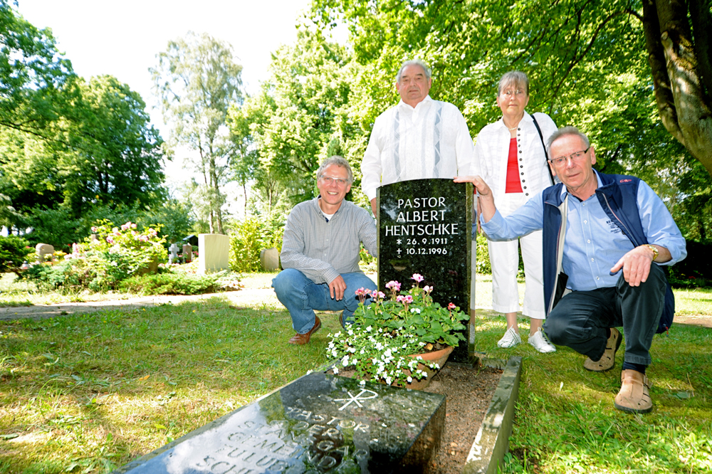 Am Grab des Priesters (v.l.): Pastor Kai Schäfer, Werner Lopitz, Gudrun Schmidt und Diakon Wolfgang Lenz