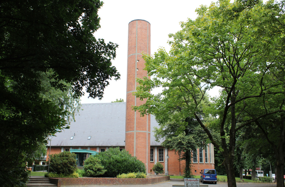 Kirchengemeinde "Zu den 12 Aposteln" erhält neuen Kirchturm in Hamburg-Lurup.