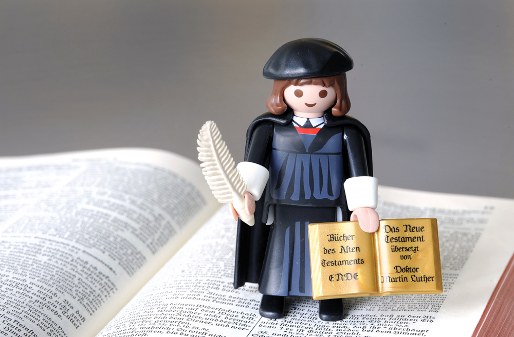 7,5 Zentimeter groß und sehr beliebt: Die Playmobil-Figur "Martin Luther"