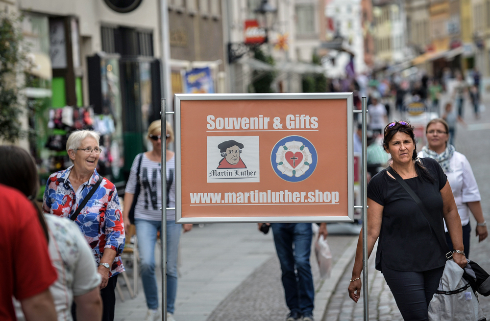 Auch in der Fußgängerzone von Wittenberg ist Luther ein Thema