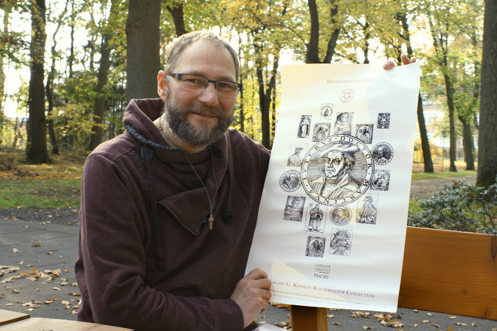 Christian Priesmeier (51) sitzt auf dem Campus-Gelaende der Fachochschule fuer Interkulturelle Theologie im niedersaechsischen Hermannsburg.