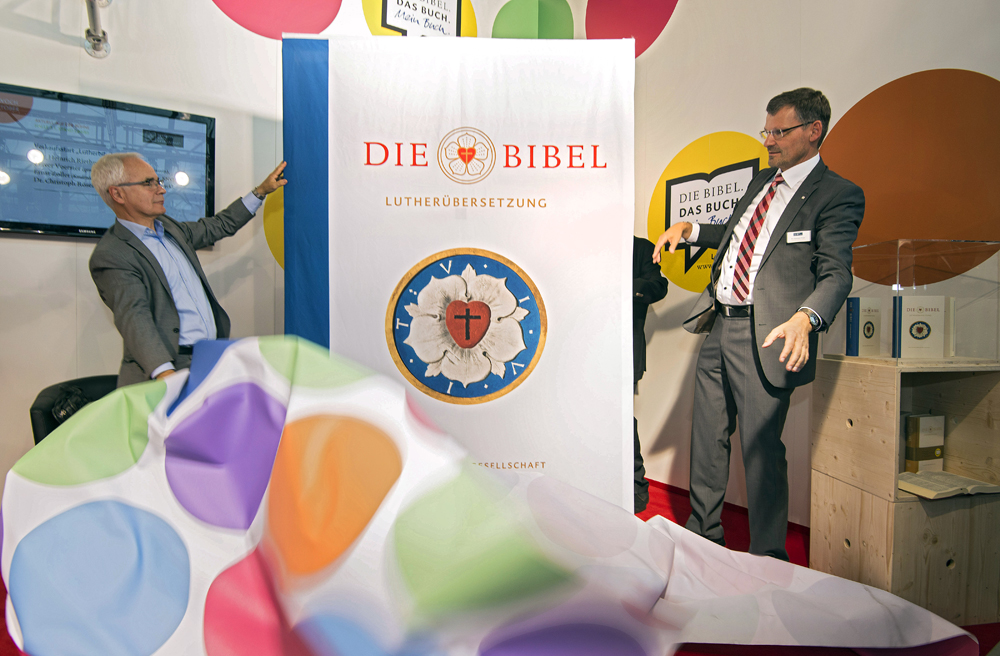 Heinrich Riethmüller vom Börsenverein des Deutschen Buchhandels (li.) und Christoph Rösel von der Deutschen Bibelgesellschaft enthüllen ein überdimensionales Exemplar der Lutherbibel