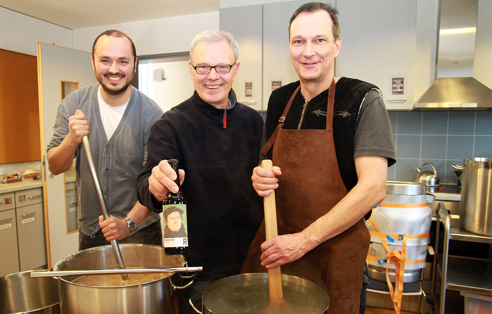 Hobbybrauer am Werk (v.l.): Stephan Ritthaler, Hans-Wilhelm von Dresky und Robert Handke