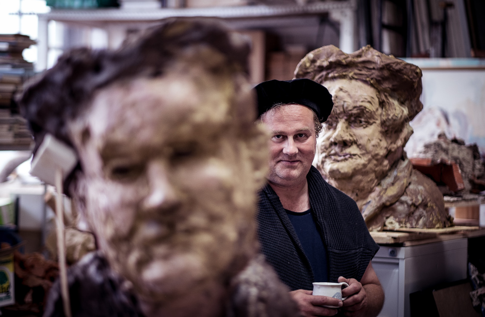 Image - Schauspieler inspiriert Künstler zu Lutherbüsten