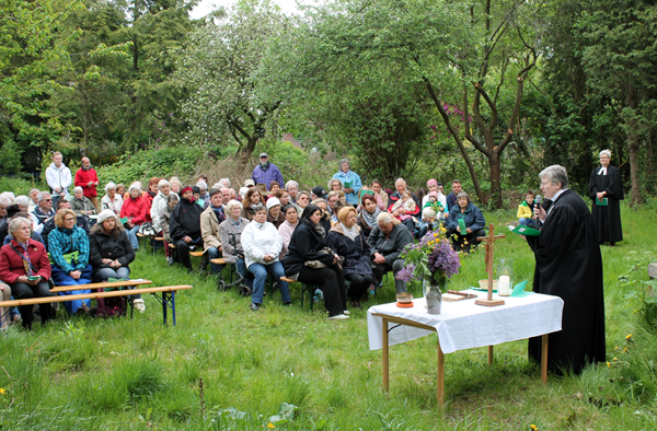 Auch Gottesdienste werden im Luthergarten gefeiert (Archivbild)