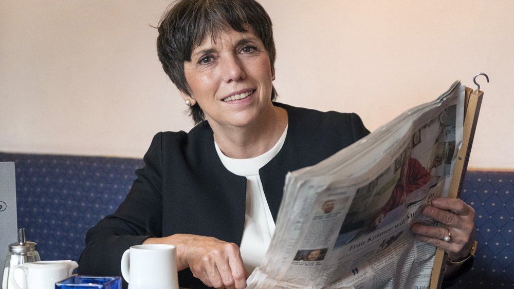 Margot Käßmann in einem Café in Hannover