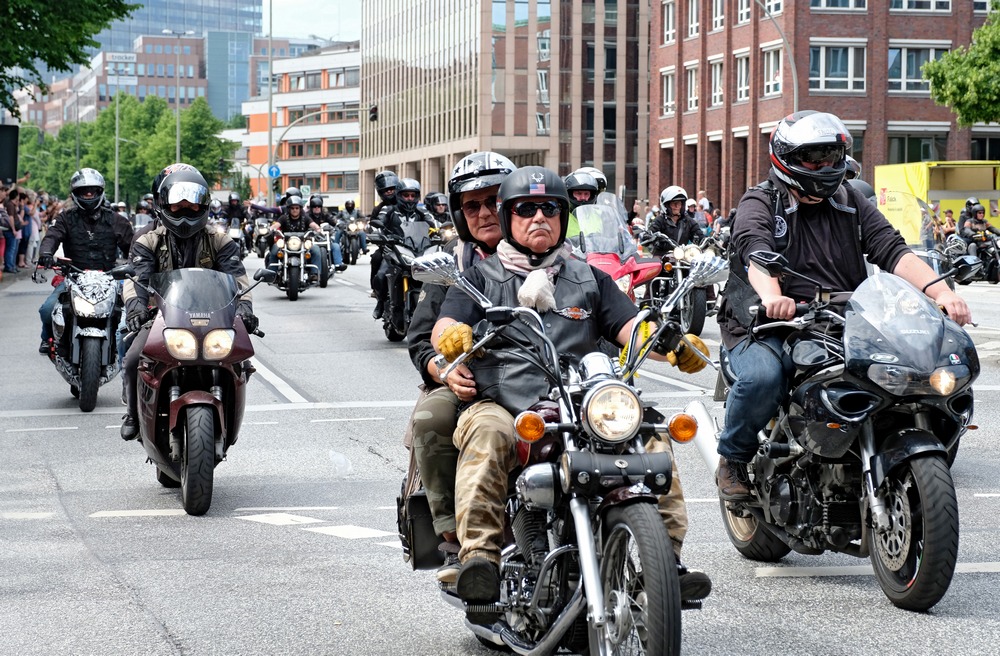 Nach dem MOGO machten sich die Biker im Konvoi auf den Weg