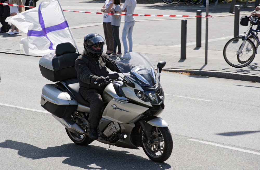 Image - Am Sonntag dröhnen die Motorräder zum Gottesdienst