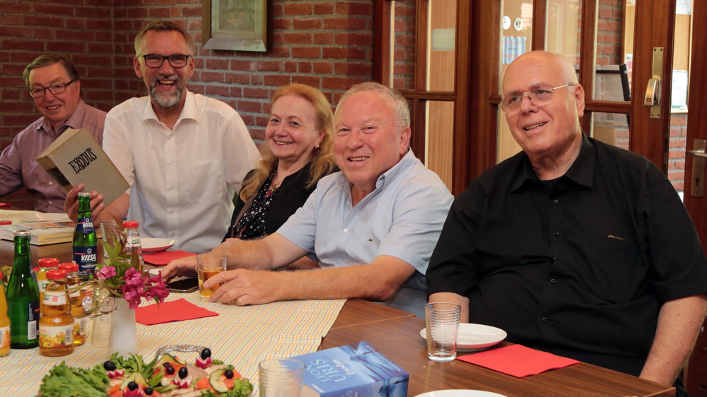 Treffen (v.l.): Heinz Ross vom Archivkreis der Kirchengemeinde Sengwarden, Alt-Bischof Jan Janssen als ehemaliger Sengwarder und die Besucher aus Israel, Haviva und Dr. Cwi Chatkewicz und Daniel Loewy